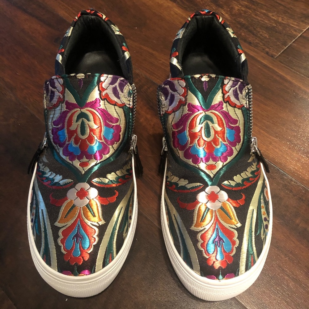 Steve Madden Geary Embroidered Slip-Ons 7.5